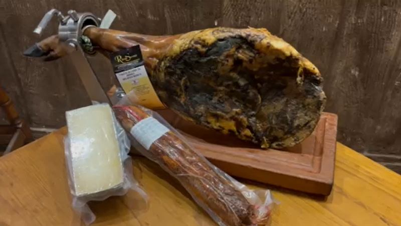 Lote de paleta ibérica con caña de lomo y queso